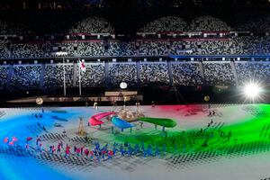 Los actores realizan durante la ceremonia de apertura para los 2020 paralímpicos en el Estadio Nacional de Tokio, martes, 24 de agosto de 2021. Foto AP / Eugene Hoshiko)