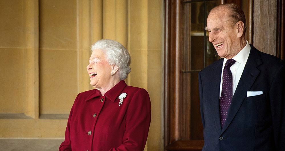  En el castillo de Windsor en 2014. Sus chistes malévolos no eran por torpeza, sino su forma de relajar a la reina, quien nunca ha vencido su timidez. 