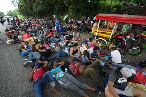 Los migrantes que forman parte de una caravana se dirigen hacia el norte, deténgase para descansar a lo largo de la autopista Huehuetan, el estado de Chiapas, México, el sábado 4 de septiembre de 2021. Foto de AP / Marco Ugarte