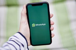 El logotipo de WhatsApp de Facebook Inc. en un teléfono inteligente colocado en el distrito de Brooklyn de Nueva York, EE. UU., el martes 5 de octubre de 2021. Signal y Telegram, dos aplicaciones de mensajería privada, registraron descargas y se dispararon durante el tiempo de inactividad prolongado. de la red de aplicaciones y servicios de Facebook Inc. Fotógrafo: Gabby Jones/Bloomberg vía Getty Images