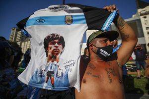 Un individuo alza una camiseta con la imagen del extinto astro del fútbol Diego Maradona durante una marcha para reclamar respuestas por su muerte, en Buenos Aires, el miércoles 10 de marzo de 2021.
(AP Foto / Natacha Pisarenko)