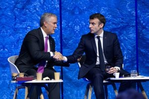 El presidente Iván Duque junto al presidente de Francia Emmanuel Macron en su visita a Francia