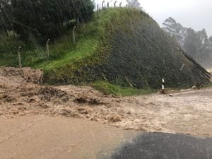 Vía de Bogotá a La Calera cerrada por emergencia invernal