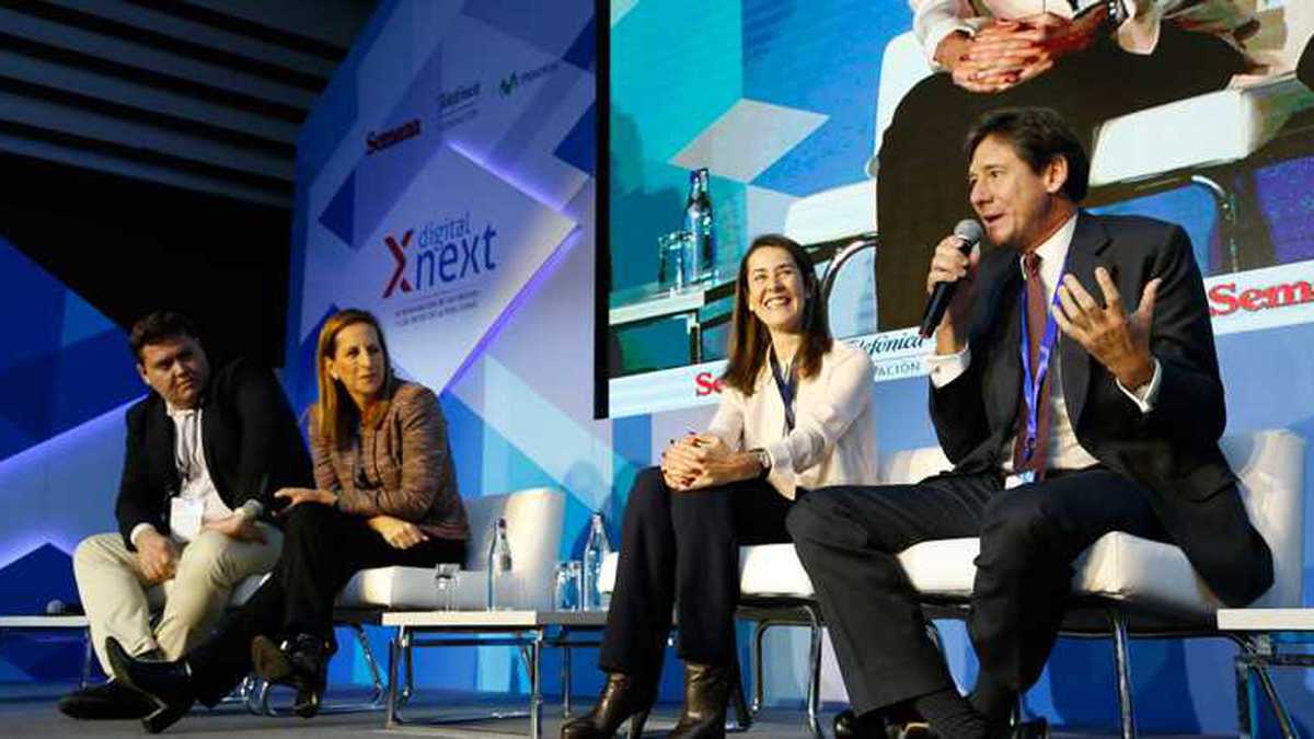 Roberto Prata de Lima, Elena Mesa, Nora Sanín y Eduardo Garcés durante el panel 'Retos de Impresos a Digital'.