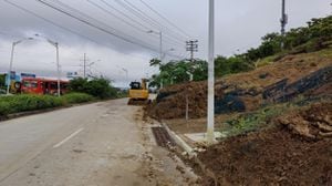 Maquinaria trabaja en la zona de Miramar para recoger tierra del deslizamiento