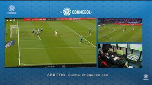 La Conmebol reveló los audios del VAR en la polémica jugada de Perú en el partido contra Uruguay