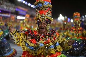 Un Participante de la escuela de samba Unidos de Vila Isabel actúa durante la segunda noche del desfile de Carnaval en el Sambódromo de Río de Janeiro, Brasil, el 23 de abril de 2022. Foto REUTERS/Pilar Olivares