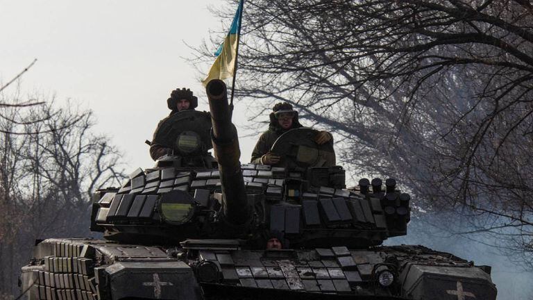 Militares ucranianos sobre un tanque cerca de la ciudad de Bakhmut.