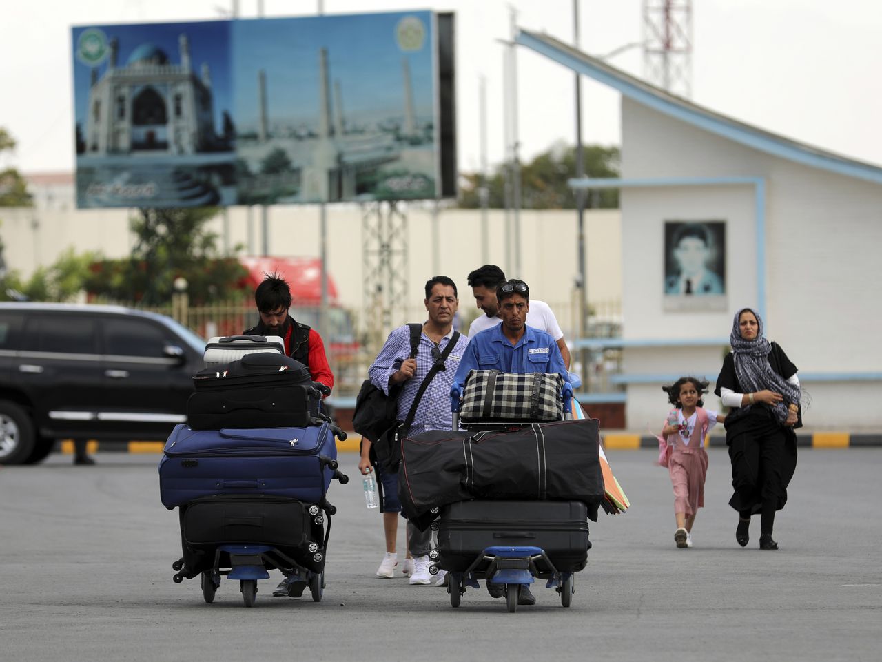 Luego de la toma de los talibanes de Kabul, centenares de afganos intentaron huir de la ciudad por cualquier medio posible (AP Photo/Rahmat Gul)