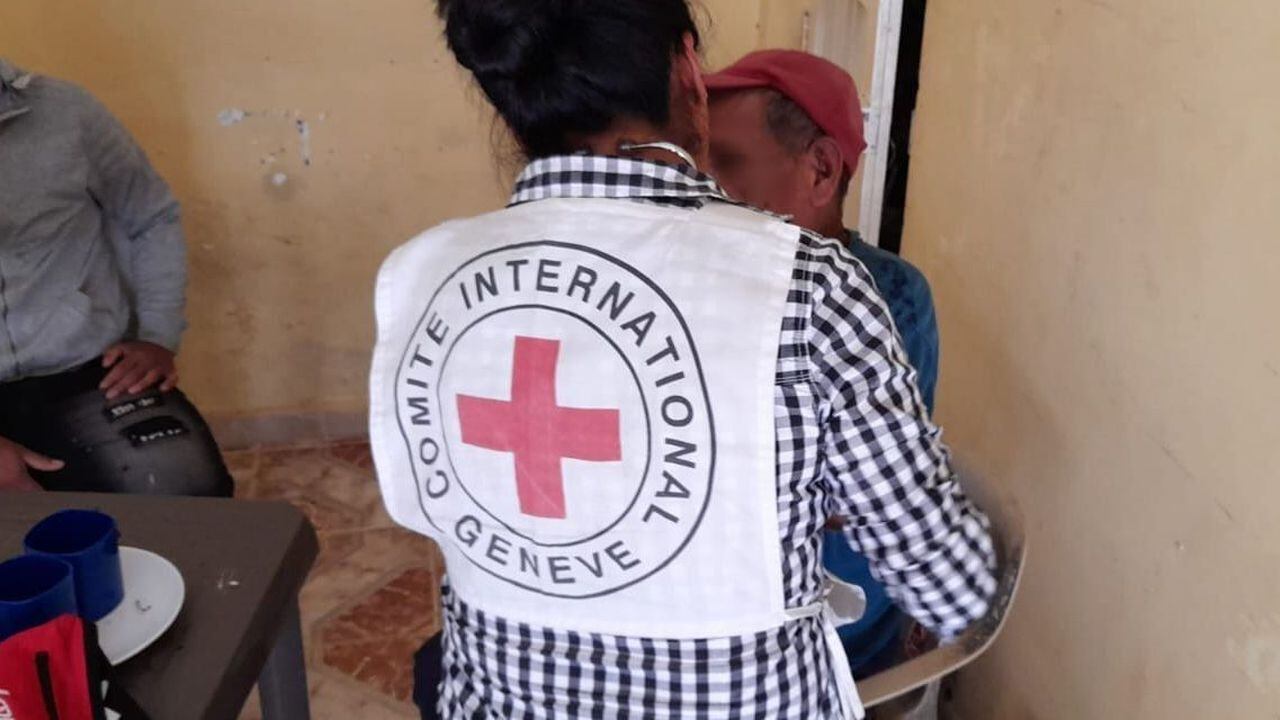 Dos hombres que estaban en poder del Frente Carlos Patiño de las disidencias de las Farc fueron entregados hoy al Comité Internacional de la Cruz Roja (CICR), en zona rural del sur de Cauca