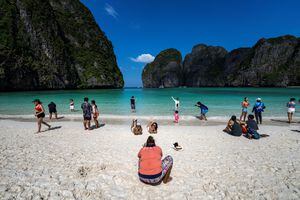 Turistas visitan la bahía Maya después de que Tailandia reabriera su playa de fama mundial después de cerrarla durante más de tres años para permitir que su ecosistema se recupere del impacto del sobreturismo, en la provincia de Krabi, Tailandia. Foto REUTERS / Athit Perawongmetha