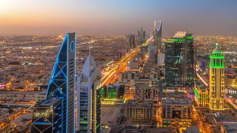 Riyadh es la capital de Arabia Saudita, una ciudad que concentra actualmente los principales desarrollos de infraestructura del país.