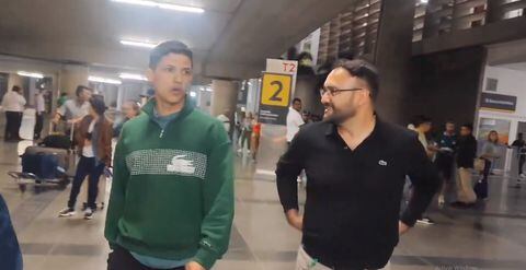 Freddy Montero fue recibido en el aeropuerto por directivos del Deportivo Cali.