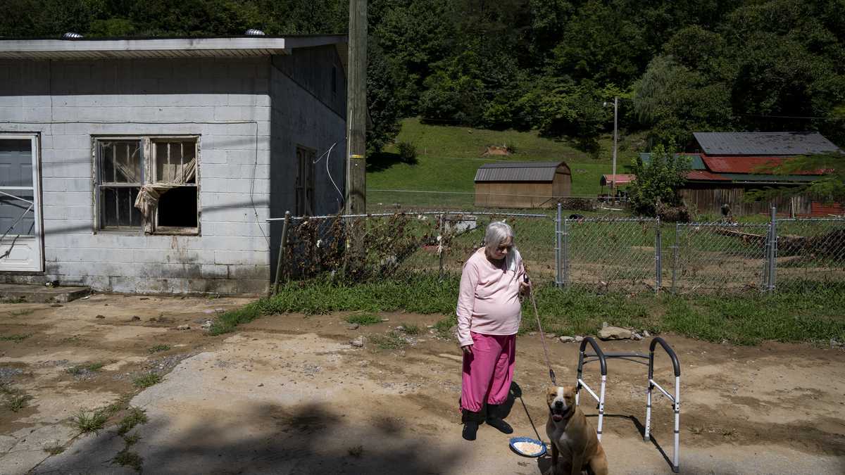 HAZARD, KY - 06 DE AGOSTO: Linda Engle Chaffins, de 70 años, espera a un representante de FEMA junto a la carretera en el condado de Perry, Kentucky, cerca de Hazard el 6 de agosto de 2022. Miles de residentes del este de Kentucky han perdido sus hogares después de que las devastadoras tormentas de lluvia se hayan inundado la zona durante la última semana. El número de muertos se sitúa en 37 personas. Michael Swensen/Getty Images/AFP (Foto de Michael Swensen/GETTY IMAGES NORTH AMERICA/Getty Images vía AFP)