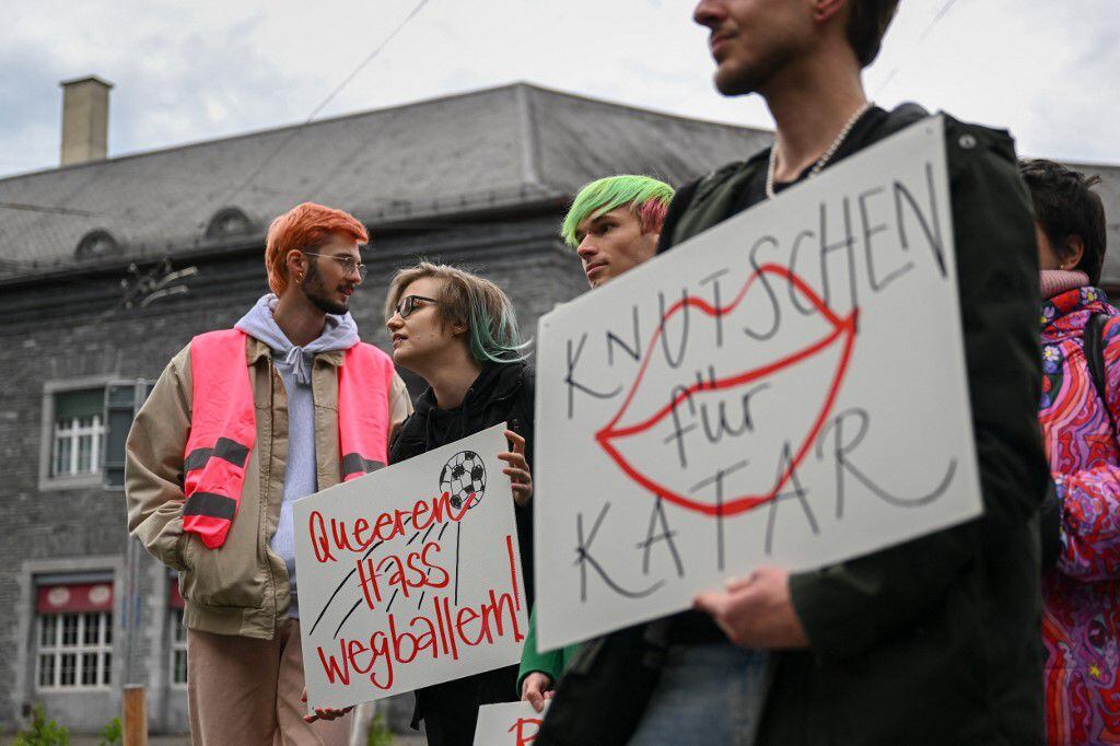 Activistas sostienen carteles que dicen en alemán 