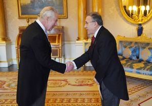 El embajador Roy Barreras estrecha la mano de su majestad el rey Carlos