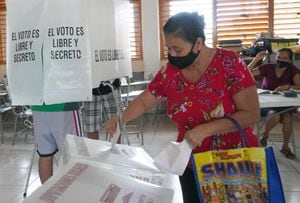 Una mujer emite su voto en un colegio electoral durante las elecciones regionales en Cancún, estado de Quintana Roo, México, el 5 de junio de 2022. - Los votantes en seis de los 32 estados de México votan este domingo para gobernador en una elección en la que el partido gobernante Morena ( izquierda) podría emerger más fuerte antes de las elecciones presidenciales de 2024. (Foto por ELIZABETH RUIZ / AFP)