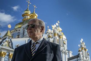 El presidente Joe Biden camina en la Catedral de las Cúpulas Doradas de San Miguel en una visita sorpresa, el lunes 20 de febrero de 2023, en Kiev.
