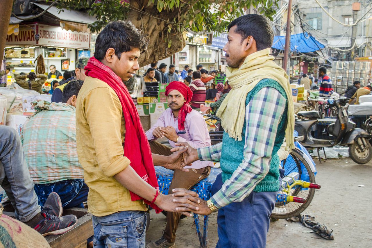 En las calles de India es muy usual encontrar hombres tomados de las manos, una costumbre que no es común en el país.