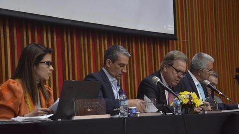 Fernando Jaramillo, presidente de Dimayor, junto a Ramón Jesurún, presidente de la Federación Colombiana de Fútbol