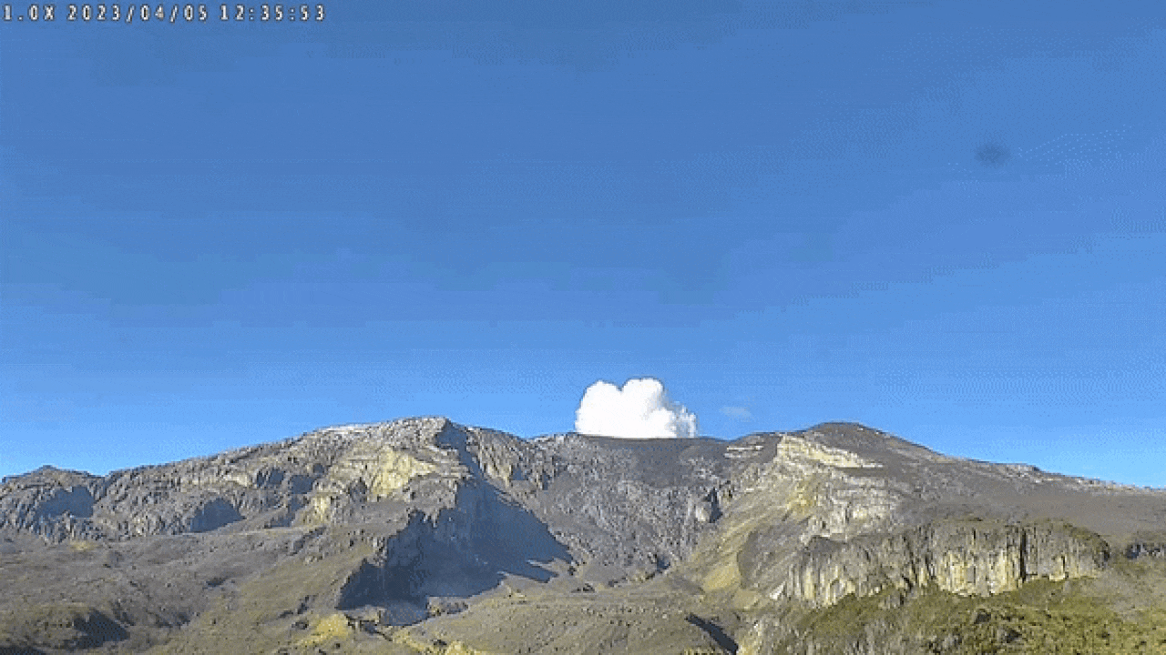 Las autoridades monitorean constantemente la actividad del volcán Nevado del Ruiz.