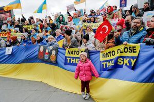 La gente participa en una protesta contra la invasión rusa de Ucrania, en Estambul, Turquía, el 6 de marzo de 2022. REUTERS/Kemal Aslan