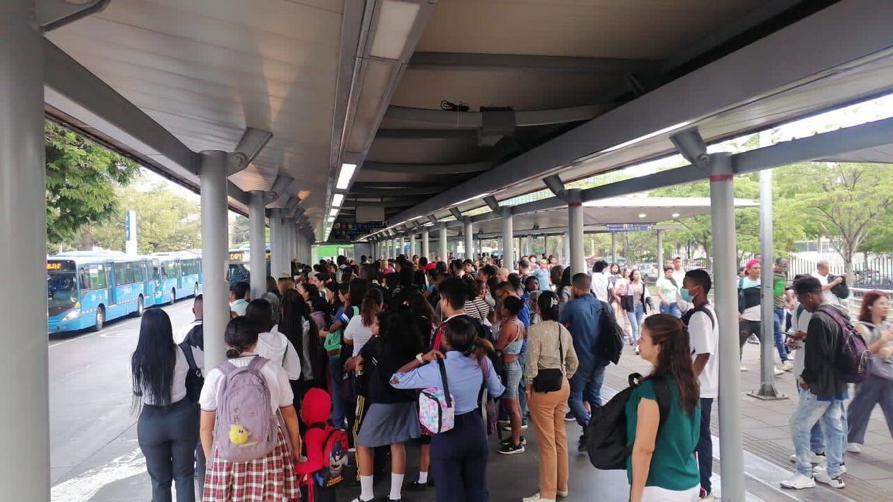 Largas filas, desesperación y frustración en estaciones del MIO de Cali por falta de buses.