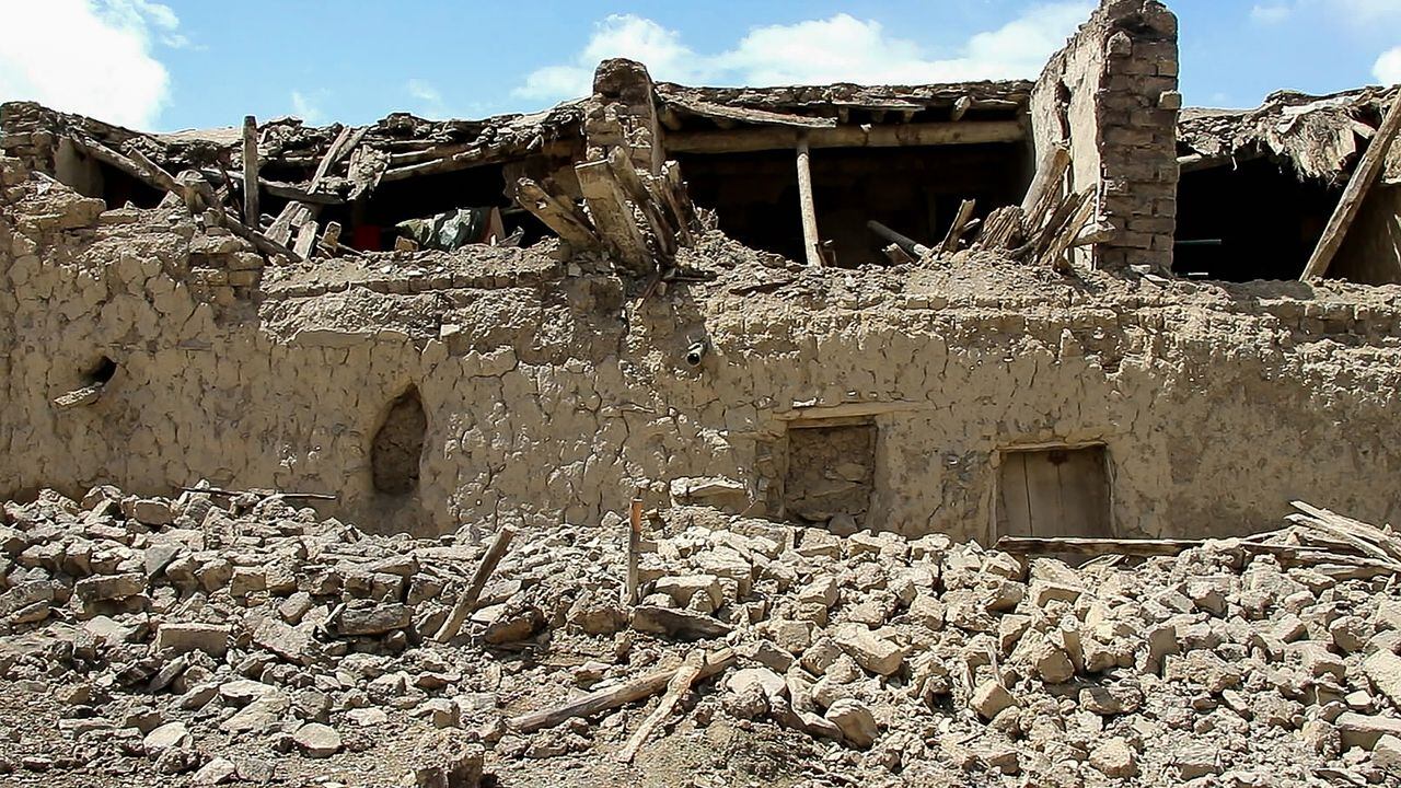 Las casas dañadas se muestran después de un terremoto en el distrito de Gayan, provincia de Paktika, el 22 de junio de 2022. (Foto de AFP)