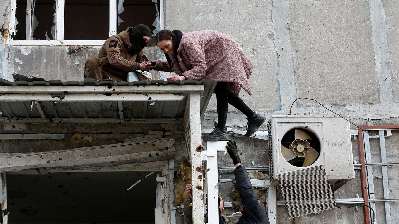 Civiles de Ucrania atrapadas en el fuego cruzado de la guerra