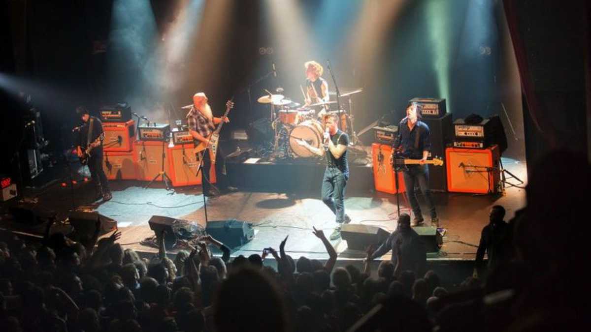 Los miembros del grupo estadounidense Eagles of Death Metal lograron salir del sitio tan pronto como comenzó el tiroteo.