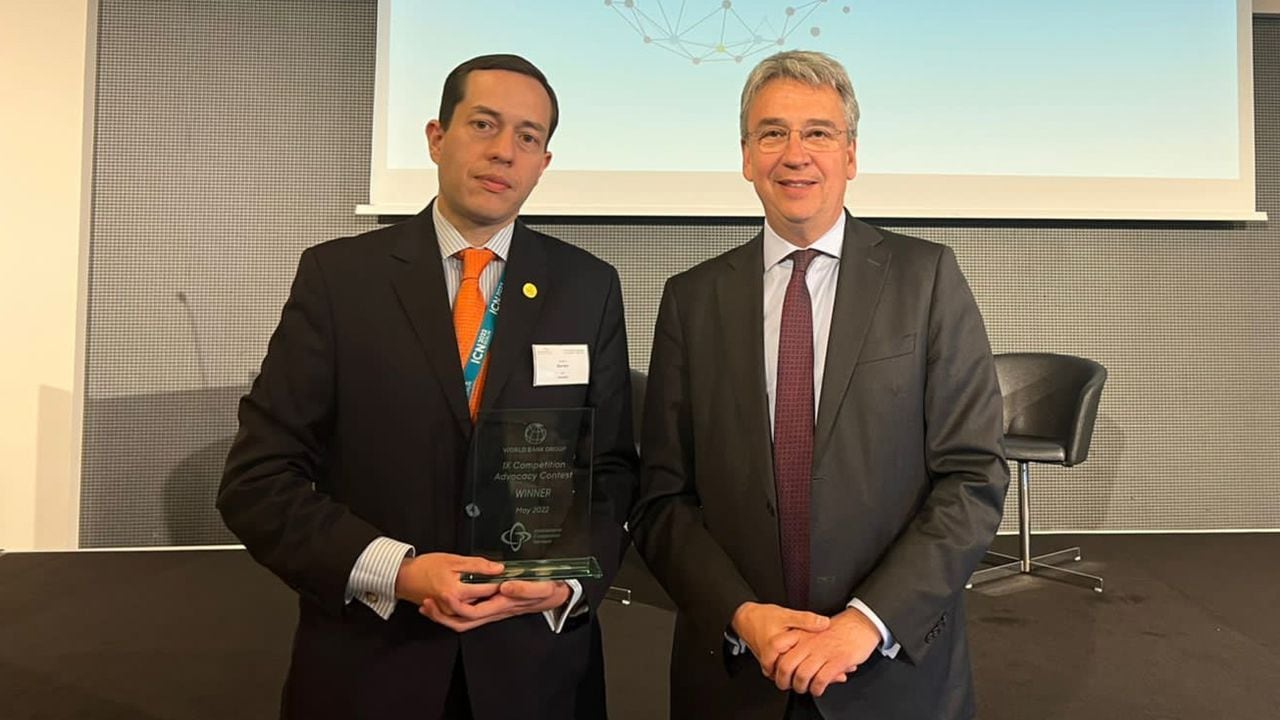 El superintendente Andrés Barreto recibió premio otorgado a la SIC en Berlín.