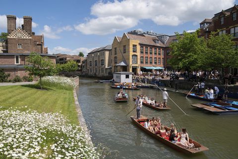 La gente disfruta de recorridos en batea a lo largo del río Cam durante una tarde soleada en Cambridge, Inglaterra.  (Joe Giddens / PA vía AP).