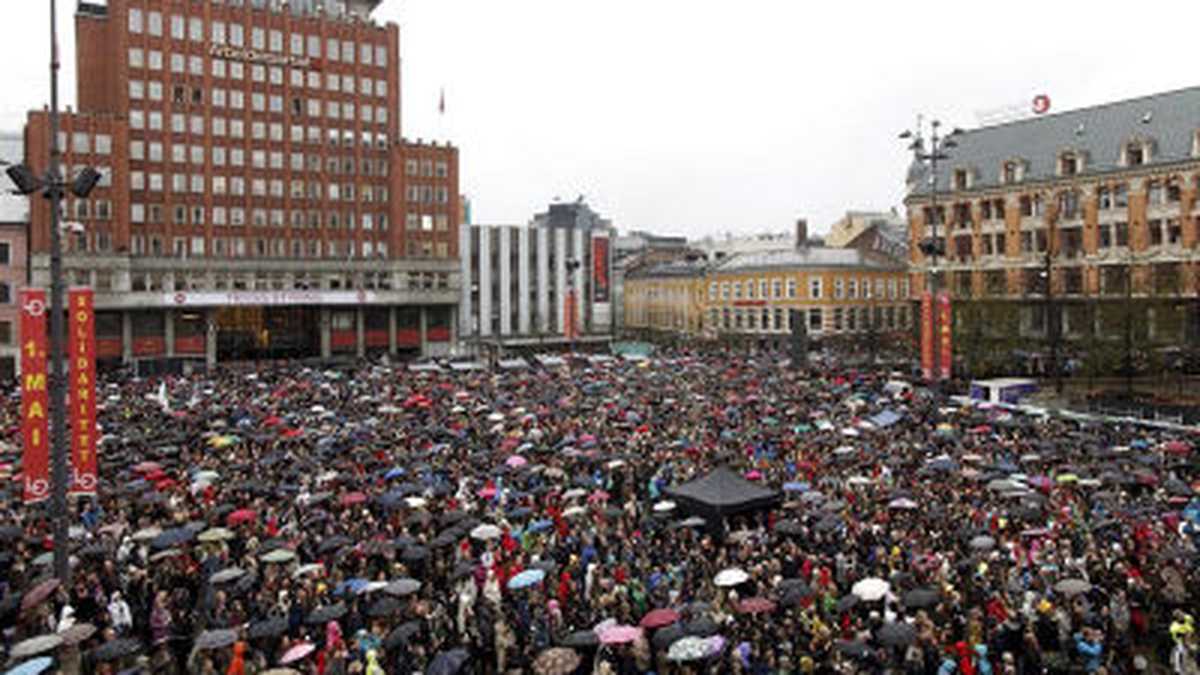 Unas 40.000 personas se congregaron en la plaza Youngstorget de Oslo, Noruega, para cantar al unísono la canción 'Barn av Regnbuen' (Niño del arcoiris, en inglés), durante un acto emotivo contra el ultraderechista Anders Behring Breivik.