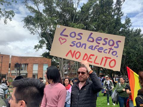 El evento se convocó este domingo en rechazo a un ataque homofóbico en parque de Bogotá.