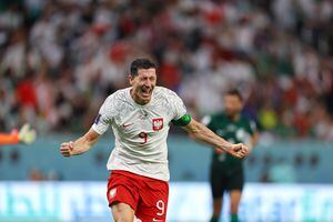 AL RAYYAN, QATAR - 26 DE NOVIEMBRE: Robert Lewandowski de Polonia celebra marcar un gol durante el partido del Grupo C de la Copa Mundial de la FIFA Qatar 2022 entre Polonia y Arabia Saudita en el Education City Stadium el 26 de noviembre de 2022 en Al Rayyan, Qatar.