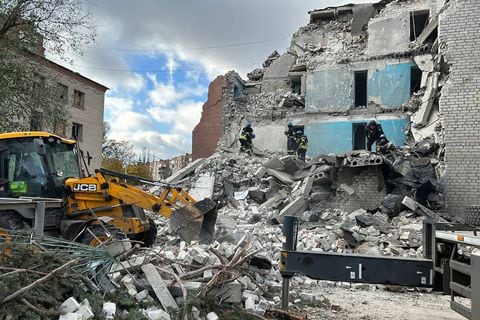 Esta fotografía tomada y publicada por el Servicio de Emergencia de Ucrania el 17 de octubre de 2023 muestra a los rescatistas limpiando escombros para encontrar a las personas bajo los escombros de un edificio residencial destruido, luego de un ataque en Sloviansk, en medio de la invasión rusa de Ucrania.