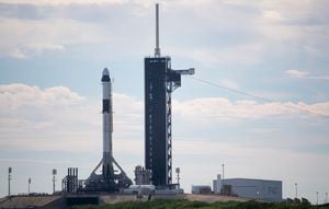 En esta imagen publicada por la NASA, un cohete SpaceX Falcon 9 con la nave espacial Crew Dragon de la compañía se mantiene en posición vertical después de que fue elevado a una posición vertical en la plataforma de lanzamiento en el Complejo de lanzamiento 39A, el miércoles 27 de octubre de 2021, en el Kennedy Space. Center en Cabo Cañaveral, Florida. El lanzamiento del cohete, con destino a la Estación Espacial Internacional, está programado para la madrugada del domingo 31 de octubre (Joel Kowsky / NASA vía AP).