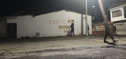 Mientras soldados del Ejército Nacional pintaban las paredes en el municipio de Corinto, Cauca, militantes de las Disidencias de las Fuerzas Armadas Revolucionarias de Colombia (Farc) los hostigaron.