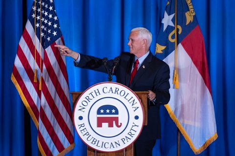 El ex vicepresidente de EE. UU. y aspirante a la presidencia de 2024, Mike Pence, habla en la Convención del Partido Republicano de Carolina del Norte en Greensboro, Carolina del Norte