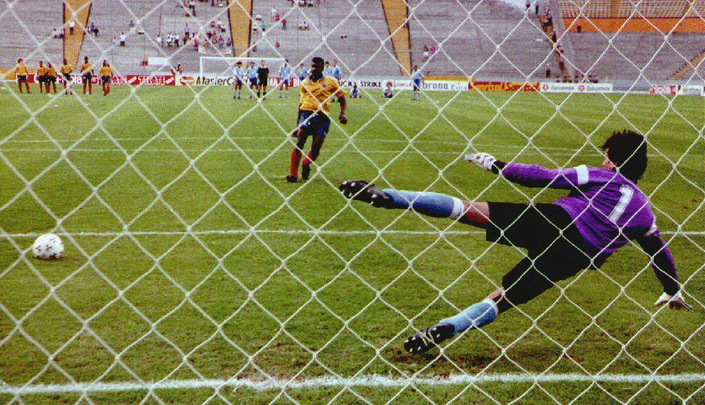 En la Copa América de 1993 el jugador de la Selección Colombia Adolfo Valencia anotó el gol de la victoria frente a Ecuador. El equipo tricolor se coronó tercero en el torneo ese año. Foto:  Timothy A. CLARY / AFP