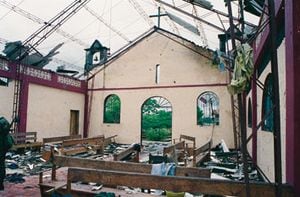 La masacre de Bojayá, en Chocó, en mayo de 2002, dejó 119 muertos y decenas de heridos.  Una imagen imborrable de una iglesia hecha cenizas, después de albergar a la gente que trató de buscar allí refugio.