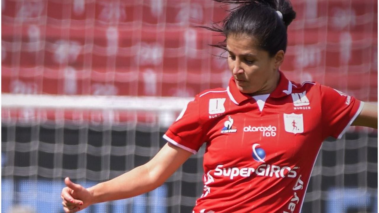Carolina Pineda anota el último penal para el América de Cali que clasifica a la Semifinal de la Copa Libertadores femenina 2022.