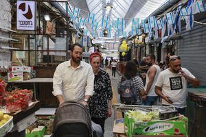 People shop in a market in Jerusalem, on April 18, 2021, after Israeli authorities announced that face masks for COVID-19 prevention were no longer required outdoors. - With over half the population fully vaccinated in one of the world's fastest anti-COVID19 inoculation campaigns, Israel's coronavirus caseload tumbled from some 10,000 new infections per day as recently as mid-January, to around 200 cases a day, prompting an announcement by the Health Ministry on April 15 that face masks are no longer compulsory outdoors. (Photo by menahem kahana / AFP)