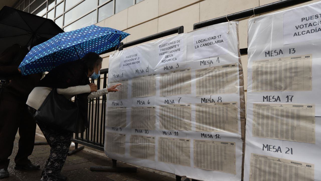 Votaciones gente votando filas puestos de votación