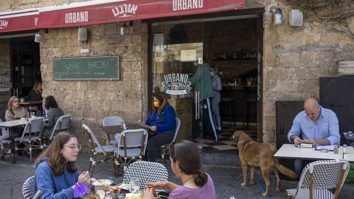 El país ha flexibilizado las restricciones por la pandemia ante el avance de la vacunación, como lo deja ver esta imagen captada en un café de Tel Aviv,