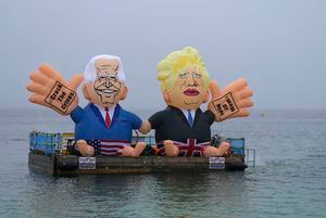 Dos globos gigantes que representan al presidente estadounidense Joe Biden, a la izquierda, y al primer ministro británico, Boris Johnson, flotan en un muelle en el puerto de Falmouth, Cornwall, Inglaterra, durante una acción de las ONG el viernes 11 de junio de 2021. Los líderes del G7 comienzan su Primero de tres días de reuniones el viernes en Carbis Bay, en las que se debatirá sobre COVID-19, clima, política exterior y economía. Foto: AP / Kirsty Wigglesworth.