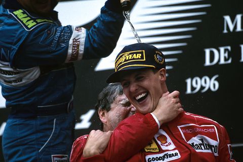 Michael Schumacher, Jean Todt, Gran Premio de España, Circuito de Barcelona-Catalunya, 02 de junio de 1996. Michael Schumacher y el director del equipo Ferrari, Jean Todt, celebran la victoria. (Foto de Paul-Henri Cahier/Getty Images)