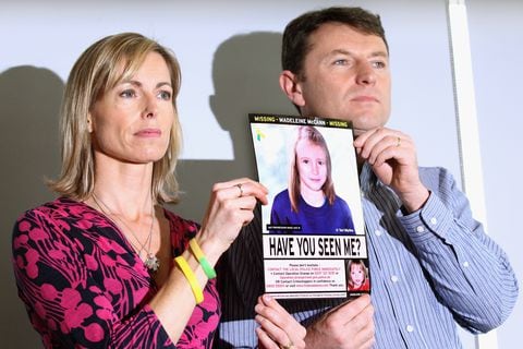 Kate y Gerry McCann sostienen una imagen policial de edad avanzada de su hija durante una conferencia de prensa para conmemorar el quinto aniversario de la desaparición de Madeleine McCann, el 2 de mayo de 2012 en Londres