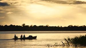 Desde 2008, empresarios locales e investigadores se han manifestado en contra del turismo que prevalece la cantidad sobre la calidad. El Amazonas requiere turistas más educados y conscientes.