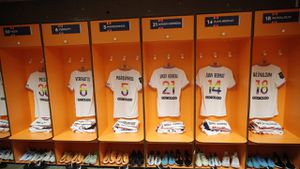 En el marco del Día Mundial contra la Homofobia el 17 de mayo, la #Ligue1 se moviliza. Las camisetas parisinas retoman la bandera del arcoíris, símbolo de paz, diversidad y símbolo por excelencia del movimiento LGBT.